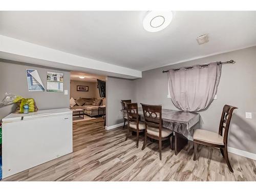 915 39 Street Se, Calgary, AB - Indoor Photo Showing Dining Room