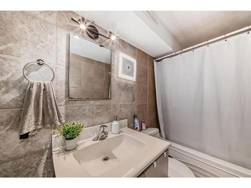 915 39 Street Se, Calgary, AB - Indoor Photo Showing Bathroom