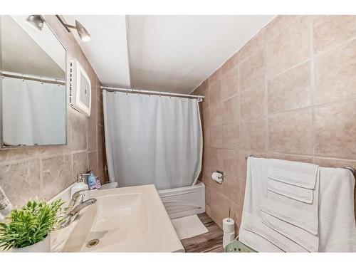 915 39 Street Se, Calgary, AB - Indoor Photo Showing Bathroom