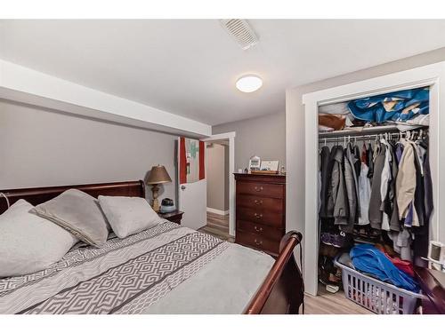 915 39 Street Se, Calgary, AB - Indoor Photo Showing Bedroom