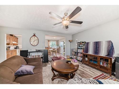 915 39 Street Se, Calgary, AB - Indoor Photo Showing Living Room