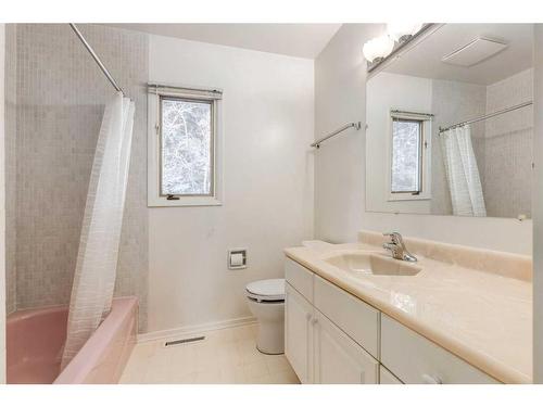 83 Chancellor Way Nw, Calgary, AB - Indoor Photo Showing Bathroom