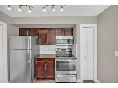 405-2715 12 Avenue Se, Calgary, AB - Indoor Photo Showing Kitchen