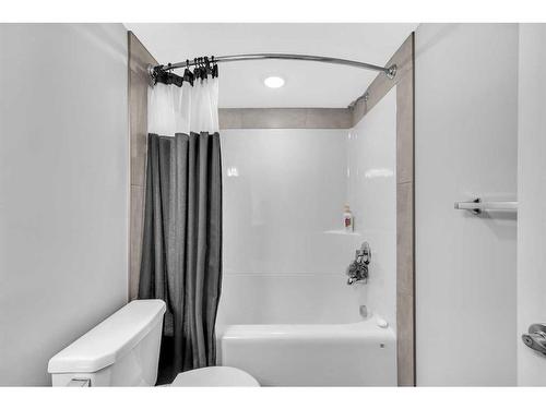 520-32 Red Embers Parade Ne, Calgary, AB - Indoor Photo Showing Bathroom