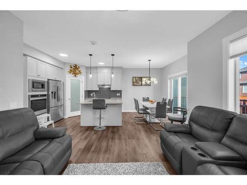 469 Creekrun Crescent Sw, Airdrie, AB - Indoor Photo Showing Living Room