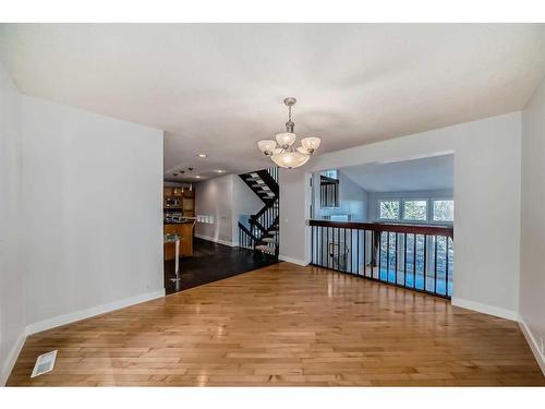 5823 Coach Hill Road Sw, Calgary, AB - Indoor Photo Showing Kitchen