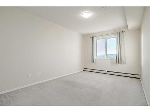 422-195 Kincora Glen Road Nw, Calgary, AB - Indoor Photo Showing Other Room