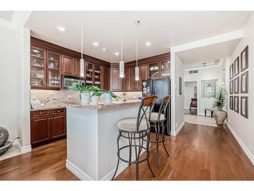 904-1726 14 Avenue Nw, Calgary, AB - Indoor Photo Showing Kitchen With Upgraded Kitchen