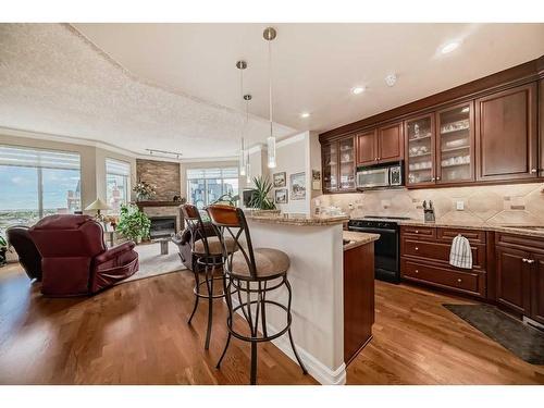 904-1726 14 Avenue Nw, Calgary, AB - Indoor Photo Showing Kitchen With Upgraded Kitchen