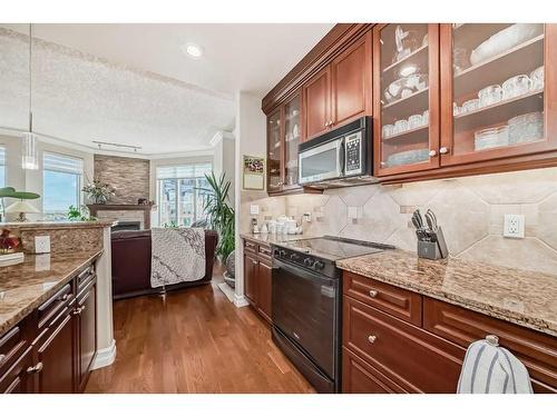 904-1726 14 Avenue Nw, Calgary, AB - Indoor Photo Showing Kitchen