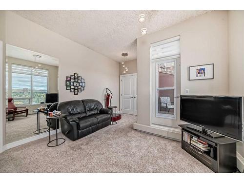 904-1726 14 Avenue Nw, Calgary, AB - Indoor Photo Showing Living Room