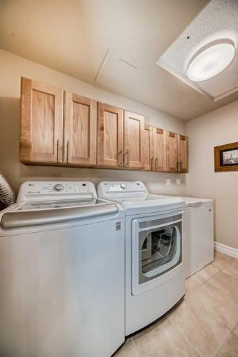 904-1726 14 Avenue Nw, Calgary, AB - Indoor Photo Showing Laundry Room