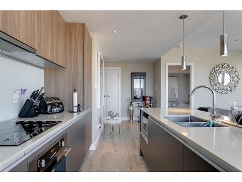 1509-1122 3 Street Se, Calgary, AB - Indoor Photo Showing Kitchen With Double Sink With Upgraded Kitchen