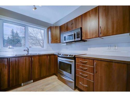 6 Chaparral Ridge Park Se, Calgary, AB - Indoor Photo Showing Kitchen