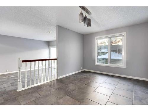 10-448 Strathcona Drive Sw, Calgary, AB - Indoor Photo Showing Other Room