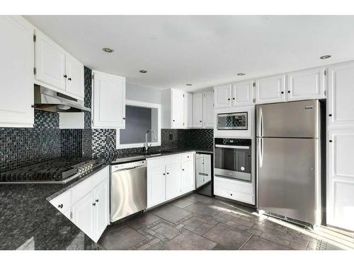 10-448 Strathcona Drive Sw, Calgary, AB - Indoor Photo Showing Kitchen