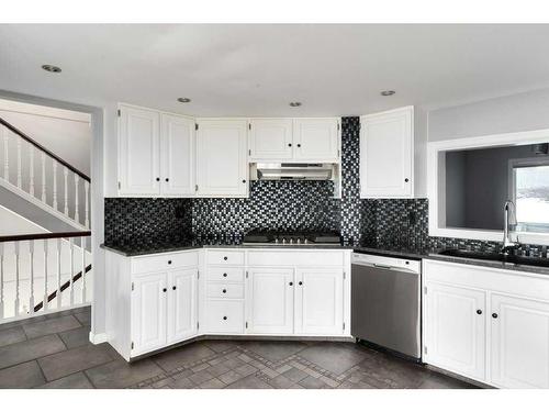 10-448 Strathcona Drive Sw, Calgary, AB - Indoor Photo Showing Kitchen