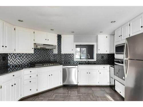 10-448 Strathcona Drive Sw, Calgary, AB - Indoor Photo Showing Kitchen