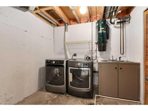 10-448 Strathcona Drive Sw, Calgary, AB - Indoor Photo Showing Laundry Room