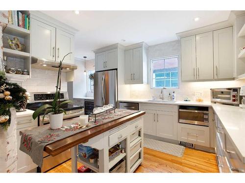 223 2 Avenue Ne, Calgary, AB - Indoor Photo Showing Kitchen With Upgraded Kitchen