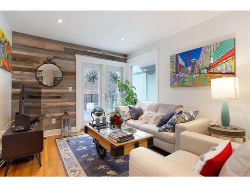 223 2 Avenue Ne, Calgary, AB - Indoor Photo Showing Living Room