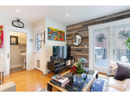 223 2 Avenue Ne, Calgary, AB - Indoor Photo Showing Living Room