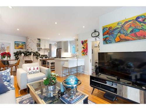 223 2 Avenue Ne, Calgary, AB - Indoor Photo Showing Living Room