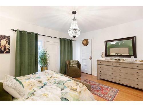 223 2 Avenue Ne, Calgary, AB - Indoor Photo Showing Bedroom