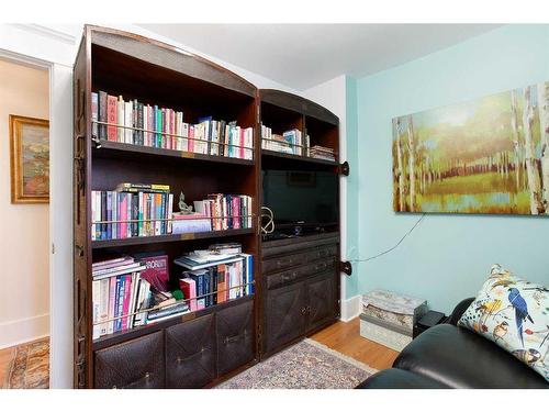 223 2 Avenue Ne, Calgary, AB - Indoor Photo Showing Other Room