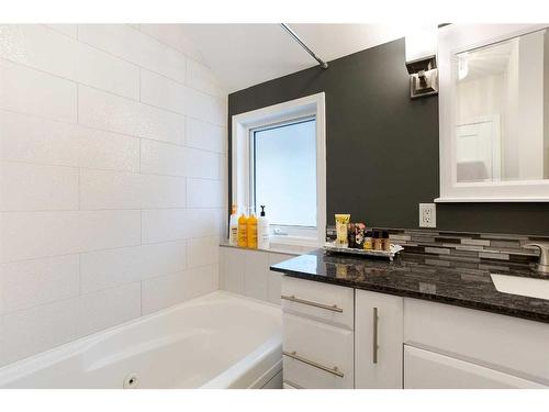 223 2 Avenue Ne, Calgary, AB - Indoor Photo Showing Bathroom