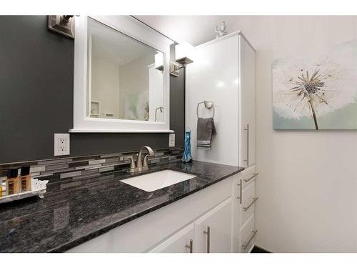 223 2 Avenue Ne, Calgary, AB - Indoor Photo Showing Bathroom