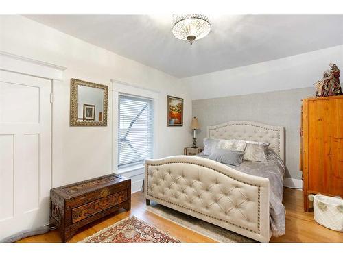 223 2 Avenue Ne, Calgary, AB - Indoor Photo Showing Bedroom