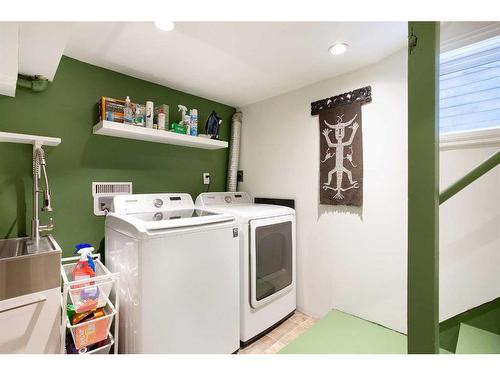 223 2 Avenue Ne, Calgary, AB - Indoor Photo Showing Laundry Room