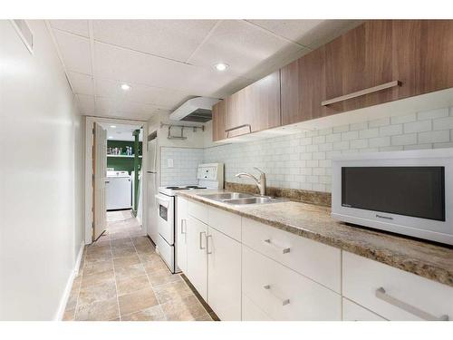 223 2 Avenue Ne, Calgary, AB - Indoor Photo Showing Kitchen With Double Sink