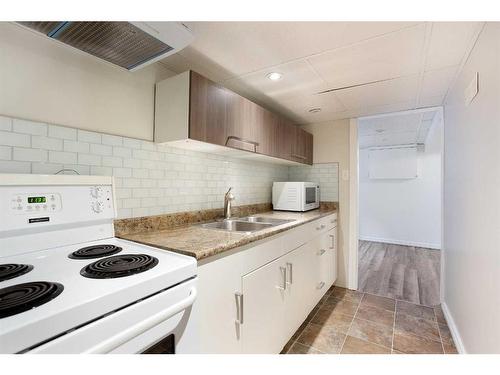 223 2 Avenue Ne, Calgary, AB - Indoor Photo Showing Kitchen With Double Sink