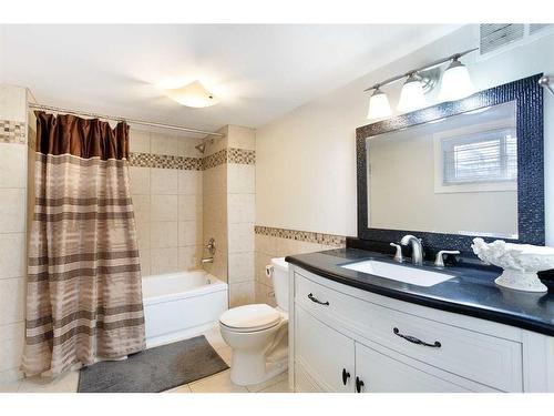 223 2 Avenue Ne, Calgary, AB - Indoor Photo Showing Bathroom