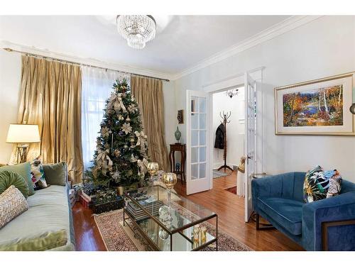 223 2 Avenue Ne, Calgary, AB - Indoor Photo Showing Living Room