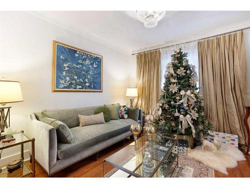 223 2 Avenue Ne, Calgary, AB - Indoor Photo Showing Living Room