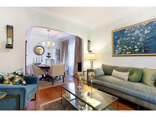 223 2 Avenue Ne, Calgary, AB - Indoor Photo Showing Living Room