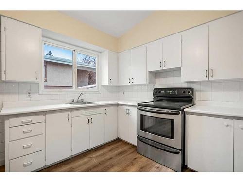 103 38A Avenue Sw, Calgary, AB - Indoor Photo Showing Kitchen