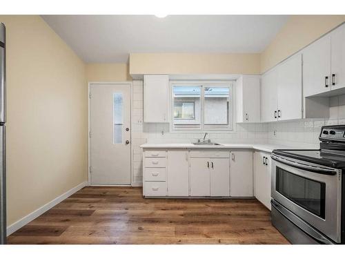 103 38A Avenue Sw, Calgary, AB - Indoor Photo Showing Kitchen