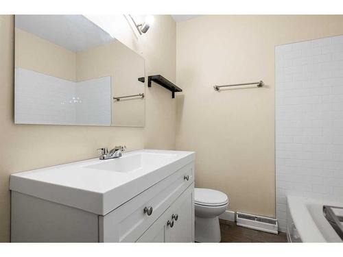 103 38A Avenue Sw, Calgary, AB - Indoor Photo Showing Bathroom