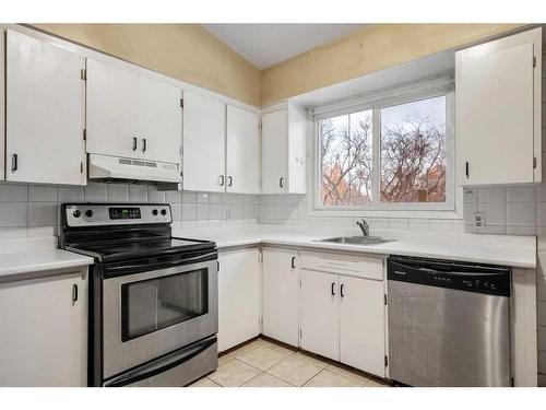 103 38A Avenue Sw, Calgary, AB - Indoor Photo Showing Kitchen