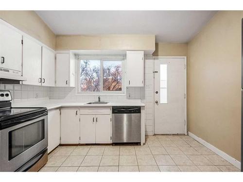 103 38A Avenue Sw, Calgary, AB - Indoor Photo Showing Kitchen