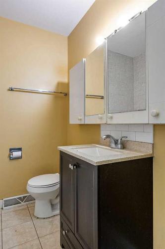 103 38A Avenue Sw, Calgary, AB - Indoor Photo Showing Bathroom