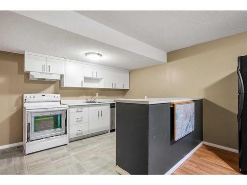 103 38A Avenue Sw, Calgary, AB - Indoor Photo Showing Kitchen