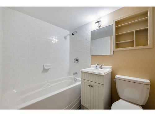 103 38A Avenue Sw, Calgary, AB - Indoor Photo Showing Bathroom