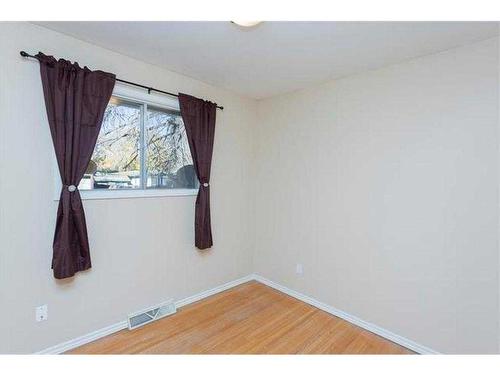 903 18 Street Ne, Calgary, AB - Indoor Photo Showing Other Room