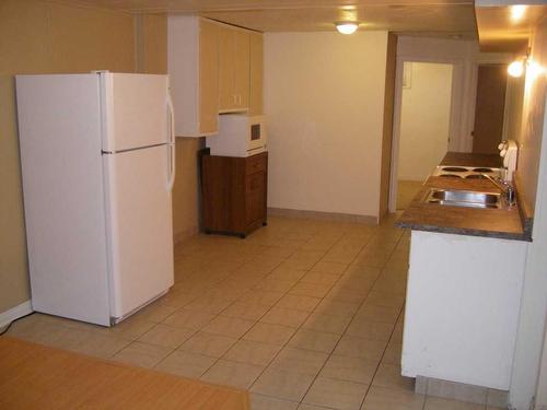 903 18 Street Ne, Calgary, AB - Indoor Photo Showing Kitchen With Double Sink