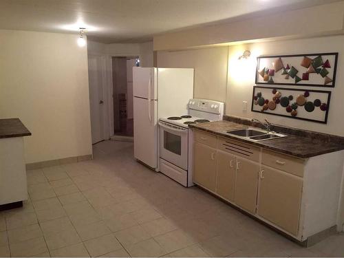 903 18 Street Ne, Calgary, AB - Indoor Photo Showing Kitchen With Double Sink